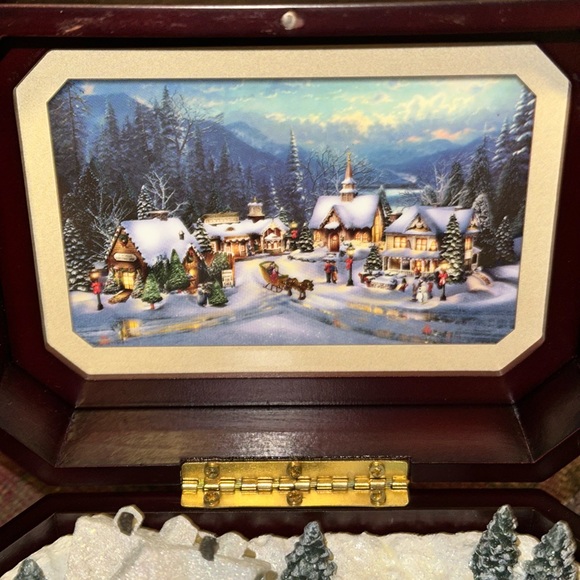 Beautiful Vtg 2002 Holiday Gathering Music box by Thomas Kinkade - Picture 5 of 12